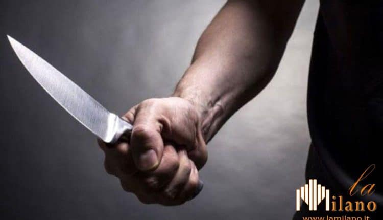 Varese, la madre gli nega un nuovo cellulare e la minaccia col coltello