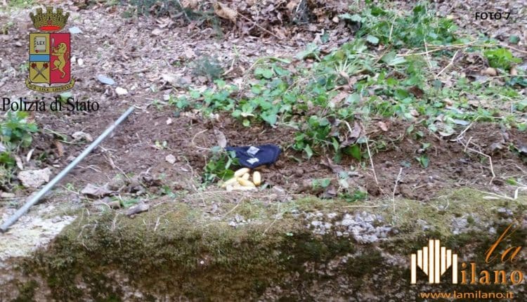 Milano, eroina sotterrata e nascosta nel cellophane insieme a 1.770 euro in contanti, arrestati spacciatori