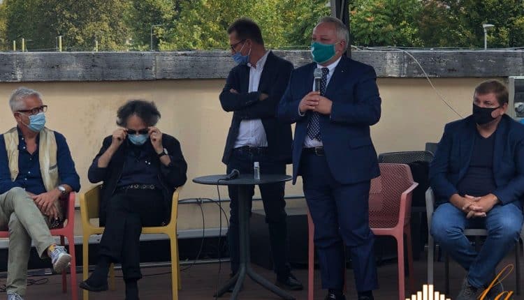 Coronavirus, presentato docufilm 'A viso aperto' a Milano