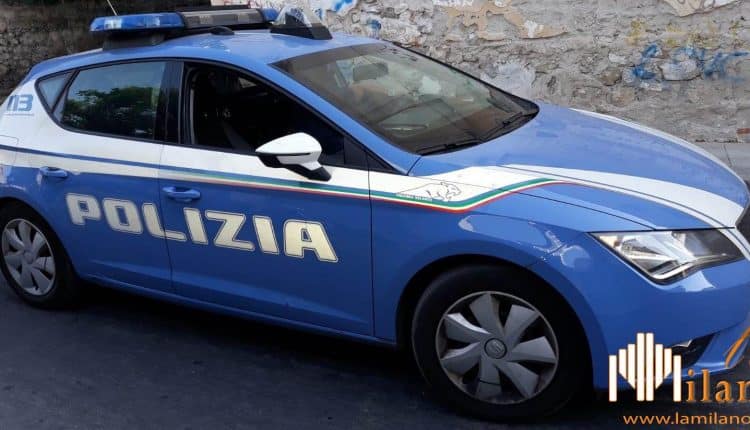 Milano, si fingono poliziotti e rapinano una gioielleria