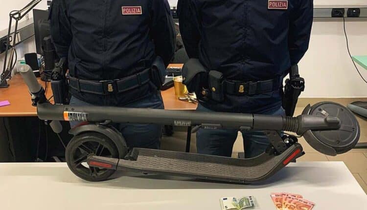 Milano, consegna la droga a bordo del monopattino: la Polizia di Stato lo arresta