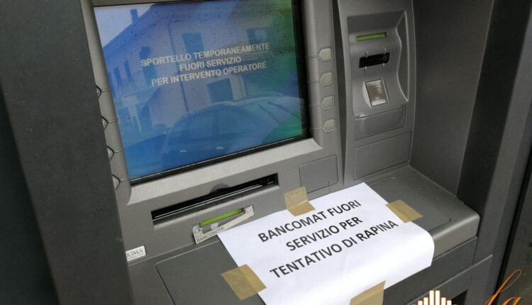 Milano, 3 arrestati per furto sportello Bancomat