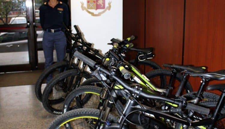 Pavia, gruppo di truffatori ai danni di noleggiatori di biciclette