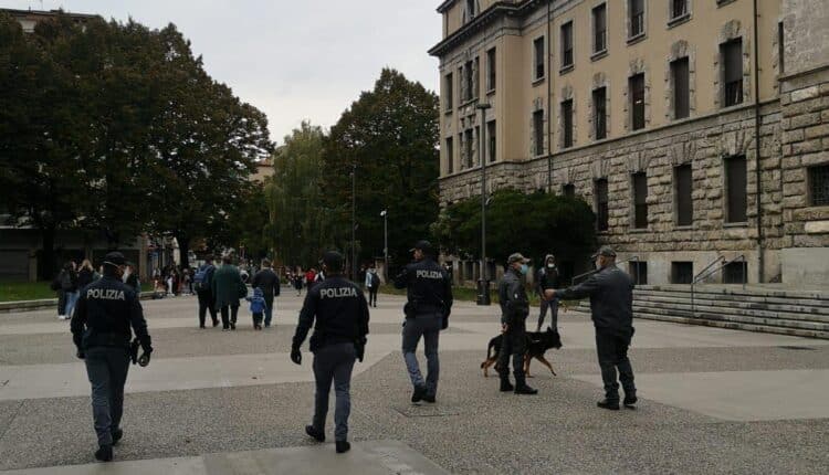 Milano, controlli per arginare il contagio da coronavirus