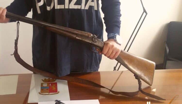 Mantova, spara con un fucile da caccia dal balcone, sequestrate armi e munizioni