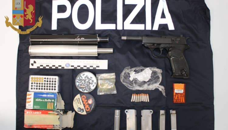 Como, Girava in macchina con arma corta e relativo munizionamento da guerra e silenziatore