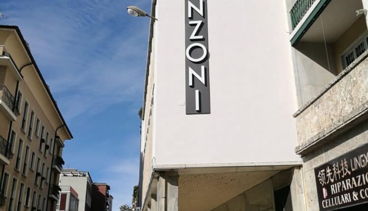 Monza, Ripulite le colonne dell’ingresso. Ecco la parola «Teatro» nella nuova insegna