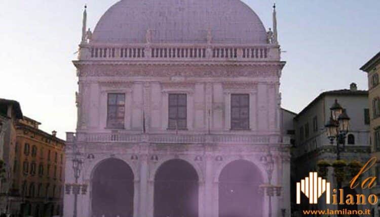 Brescia, Loggia illuminata di rosa per la giornata al tumore al seno
