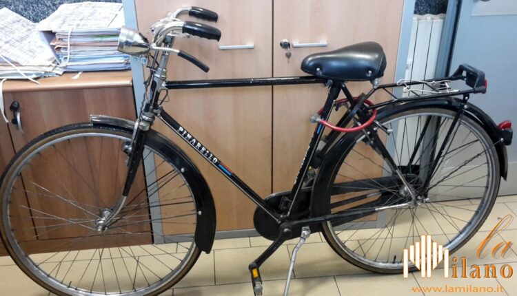 Milano, Viaggiavano in treno con una bicicletta rubata: denunciati dalla Polizia