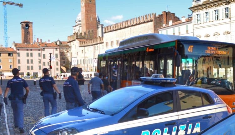 Mantova, controlli straordinari alle fermate e su autobus