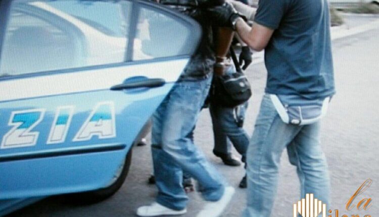 Milano, nella mascherina la cocaina da spacciare di notte con il monopattino: la Polizia lo arresta