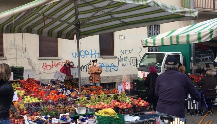 Milano, sequestrati due banchi di frutta e verdura abusivi e donati a pane quotidiano