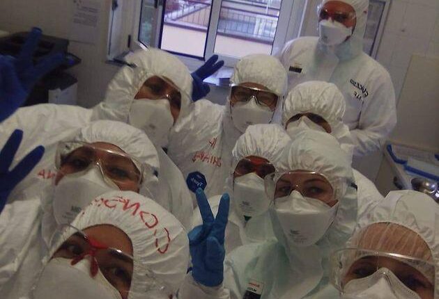 "Ho 90 anni, mi lasci andare". Il medico lo salva dal Covid e lo ringrazia: "Ci ha dato la voglia di continuare a lottare"