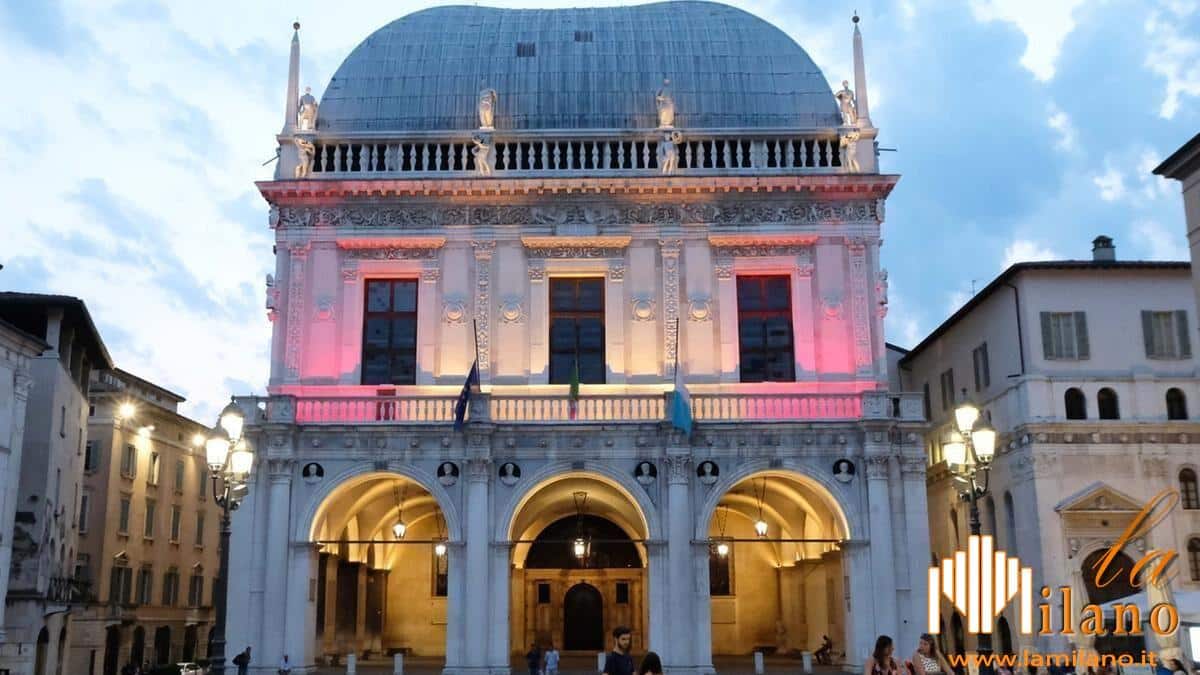 Brescia, piazza Loggia in viola per la giornata mondiale della prematurità