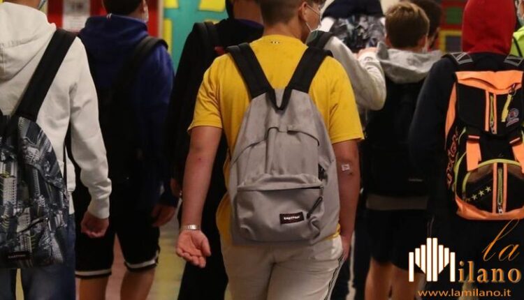 Brescia, donati computer alle scuole bresciane