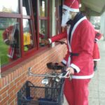 Cremona, Babbo Natale arriva in bicicletta per augurare Buone Feste ai bambini