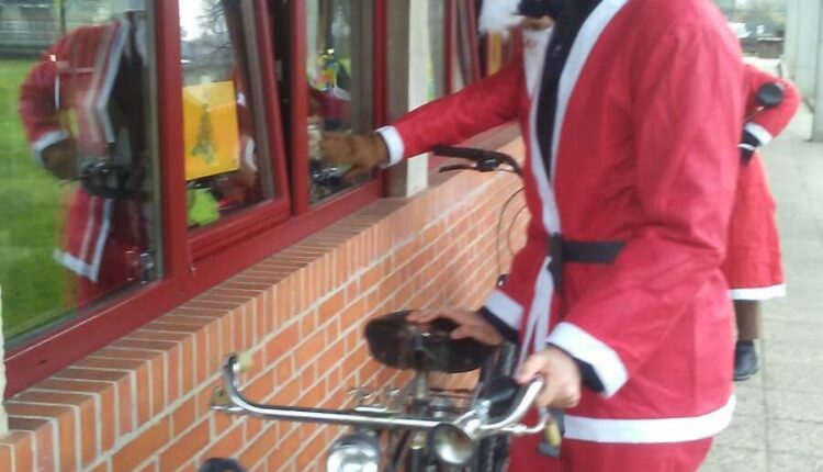 Cremona, Babbo Natale arriva in bicicletta per augurare Buone Feste ai bambini