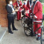 Cremona, Babbo Natale arriva in bicicletta per augurare Buone Feste ai bambini