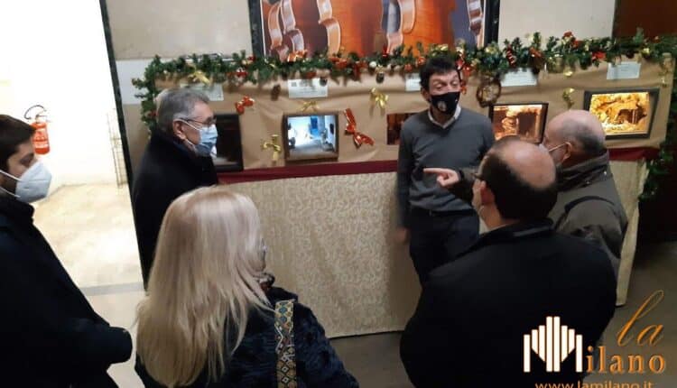 Cremona, a Natale presepi nei negozi e sotto la Loggia dei Militi