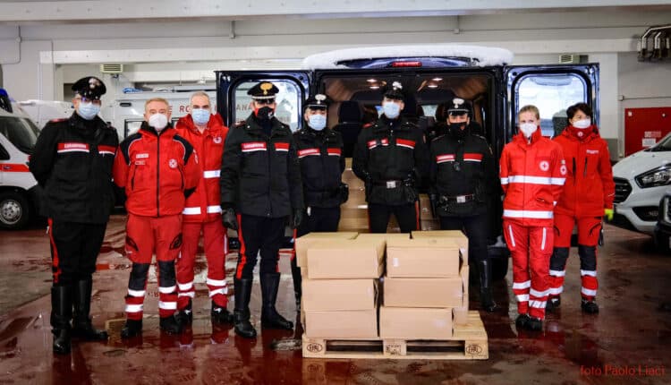 I CARABINIERI DEL NUCLEO RADIOMOBILE DI MILANO DONANO BENI DI PRIMA NECESSITA’ ALLA CROCE ROSSA DI MILANO