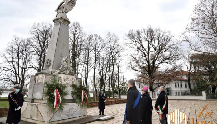 Mantova, Deposte due corone per commemorare i Martiri davanti al monumento di Belfiore