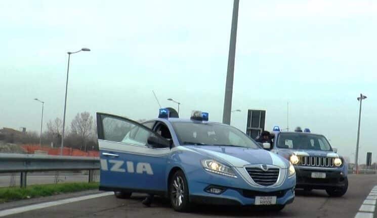 Mantova, pedone urta la macchina e l'automobilista scende per picchiarlo