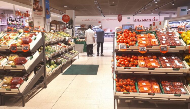 Milano, supermercato Simply: la struttura resterà attiva con una nuova insegna a marchio “Conad”