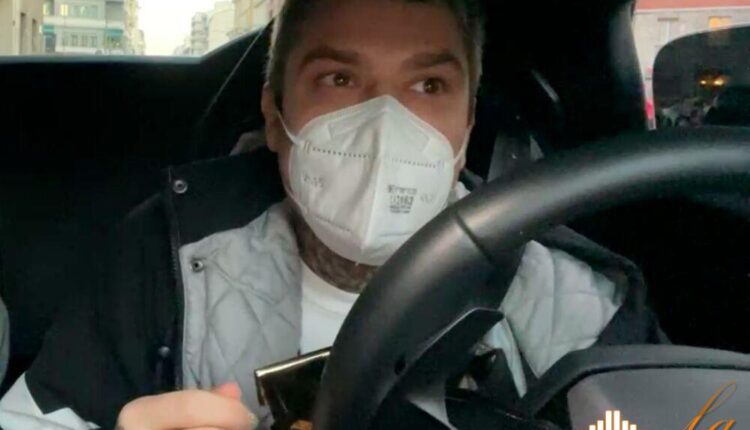 Fedez regala pacchetti con 1000 euro a 5 persone. Il Repper in versione Babbo Natale in giro sulla sua Lamborghini