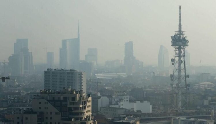 Milano, il Consiglio Comunale approva l'adozione del piano aria clima