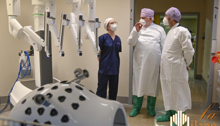 Lecco, il robot chirurgo Da Vinci presentato al presidente Fontana