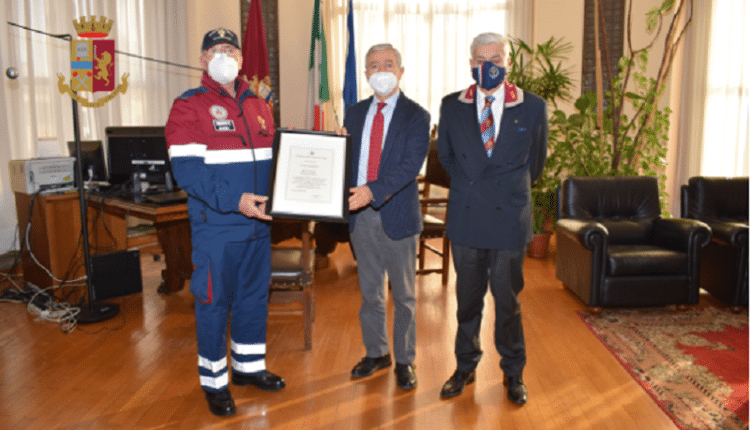 Varese, consegna della pergamena di benemerenza alla Sezione Anps del varesotto