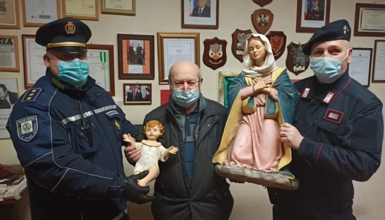 Cesano Boscone, ruba statue di gesso dal Presepe, i carabinieri le recuperano