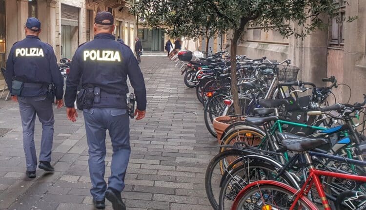 Mantova, ruba all'interno di un negozio dalla borsa di una cliente, la colgono in flagrante