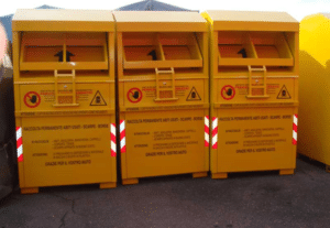 Vintage, dove vanno a finire i vestiti nei cassonetti gialli?