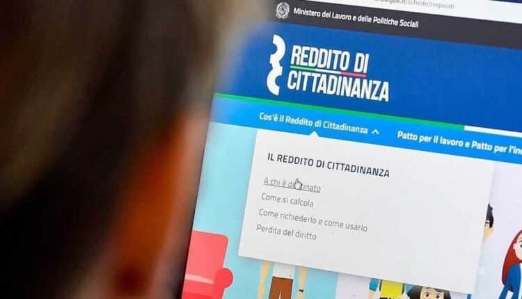 Varese, tenta di ottenere il reddito di cittadinanza e la tessera postepay con dei documenti falsi