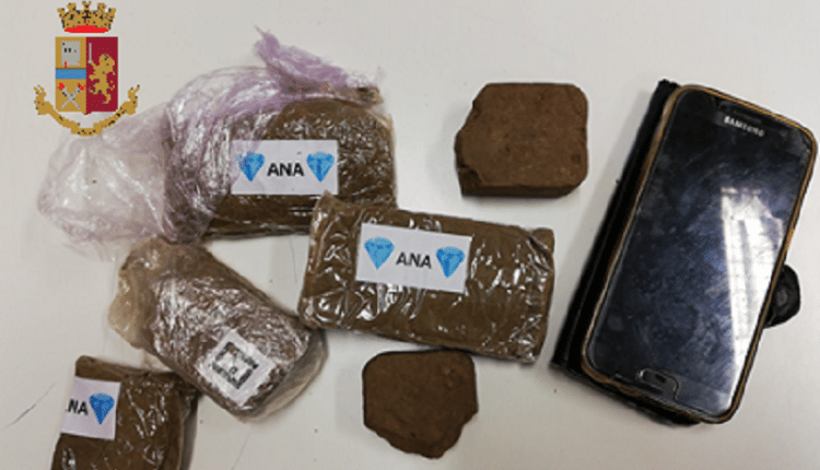 Varese, sequestrati 400g di hashish nascosti nell'armadio della camera da letto, 56enne pregiudicato arrestato