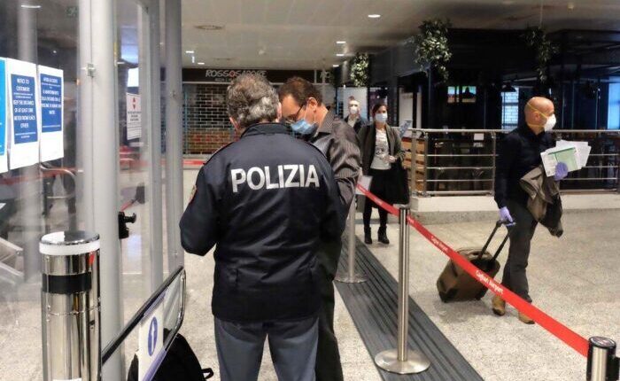 in partenza per Londra con i documenti falsi: due arresti della Polizia di Stato in aeroporto.
