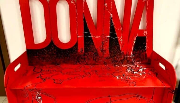 Milano, 3 febbraio 2021 – Arriva nel Municipio 5 un nuovo Centro Milano Donna. Ha aperto oggi in via Savoia, alla presenza - virtuale - del sindaco Giuseppe Sala e di Daria Colombo, delegata del sindaco alle Pari opportunità di genere, lo spazio dedicato alle donne e alle famiglie del Comune di Milano. All’inaugurazione hanno partecipato anche Sandro Bramati, presidente del Municipio 5, Stefania Bartoccetti di Telefono Donna e la musicista Ilaria Biagini. “Il progetto di realizzare un Centro Milano Donna in ognuno dei nove Municipi - afferma il Sindaco di Milano, Giuseppe Sala - compie un nuovo importante passo avanti. Con la nuova sede in via Savoia raggiungiamo quota cinque, ideale giro di boa che potrà portarci nei prossimi mesi alla fine del percorso iniziato tre anni fa. I centri già aperti si sono rivelati non solo luogo di servizi e prossimità per le donne e le famiglie ma, soprattutto in questo ultimo periodo segnato dalla pandemia, nuovi punti di riferimento della grande rete di solidarietà messa in campo a beneficio di tutti i cittadini. Grazie a tutti e tutte coloro che hanno lavorato per rendere possibile questa nuova apertura”. “Questo nuovo traguardo mi rende particolarmente felice – ha detto Daria Colombo, alla cui iniziativa si deve la nascita del progetto –, non solo perché un nuovo centro si aggiunge alla rete dei quattro già attivi in città, ma anche e soprattutto perché, in un momento così difficile per le famiglie e per le donne in particolare, sarà un punto di riferimento concreto. Il Centro è stato affidato tramite bando dal Municipio 5 a Telefono Donna e sono certa che saprà contribuire a migliorare l’inclusione delle donne, il loro senso di autoefficacia, la loro partecipazione attiva alla vita della città. Siamo convinti che la creazione dei Centri Milano Donna, con i loro servizi anche per i bambini, gli adolescenti, gli anziani, oltre a essere utile per le donne offra indirettamente un aiuto alle famiglie e quindi alla società”. Il primo Centro Milano Donna ha aperto i battenti a maggio 2018 al Gallaratese, in via degli Appennini, seguìto, a fine novembre dello stesso anno, dallo spazio di viale Faenza, alla Barona. Nel novembre del 2019 è stato inaugurato il Centro del Municipio 2, ubicato in via Sant’Uguzzone, e a luglio 2020 quello in via Narni, nel cuore del quartiere Crescenzago-Rizzoli. In questi anni si sono rivolti alle quattro strutture oltre 660 donne. In particolare, sono circa 80 (con percorsi già conclusi o in corso) le donne che, intercettate attraverso i servizi offerti dai centri, hanno poi rivelato di essere vittime di violenza (dai maltrattamenti fisici alla violenza economica): grazie agli sportelli antiviolenza e di counseling è stato possibile aiutarle e indirizzarle verso strutture specializzate. Oltre 150 quelle che hanno usufruito dei servizi di orientamento al lavoro, corsi di italiano per straniere, educazione finanziaria e informatica. Tantissime quelle che hanno scelto gruppi per arricchire il proprio tempo libero con corsi teatrali, di scrittura, di lavoro a maglia, cineforum etc. Sostenere le donne vuol dire anche offrire servizi rivolti ai loro bambini. Ecco allora il doposcuola, i laboratori per i più piccoli e la summer school che hanno permesso di seguire più di 130 bambini e che, durante i mesi dell’emergenza pandemica, hanno rappresentato un presidio fondamentale per le famiglie. Infatti, grazie alla collaborazione con l’azienda Recordati, i Centri Milano Donna hanno anche potuto distribuire 250 computer rigenerati e perfettamente funzionanti ad altrettanti bambini che ne avevano bisogno. Dopo lo spazio di via Savoia, toccherà al Municipio 9; aprirà infatti in via Cirié, quartiere Niguarda, il prossimo Centro Milano Donna.