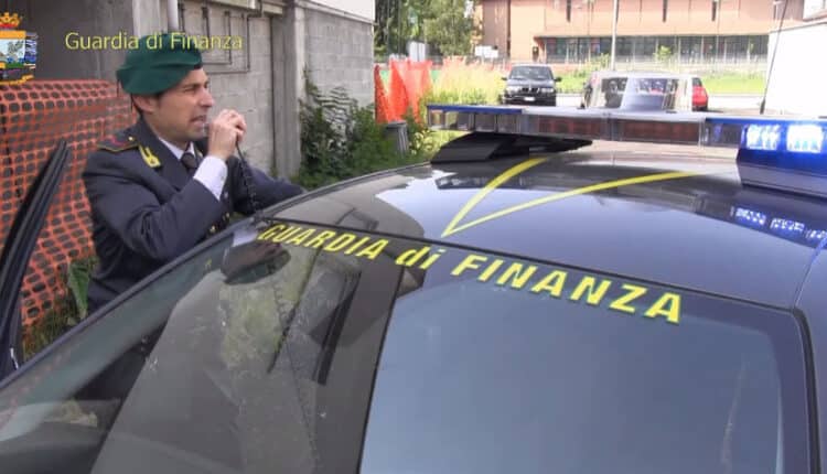 La Guardia di Finanza e la Polizia di Stato di Lecco hanno proceduto all'arresto di VALSECCHI Paolo, colpito da ordinanza del GIP di Milano per associazione a delinquere di stampo mafioso (416 bis), traffico illecito di rifiuti, usura ed estorsione, che era mancato all'appello nella giornata del 09.02.2021, durante l'esecuzione delle misure cautelari nell'ambito dell'Operazione Cardine-Metal Money. La Polizia di Frontiera di Malpensa, preallertata dagli operanti, ha comunicato tempestivamente alla Questura di Lecco il rientro dello stesso in Italia con un volo proveniente dal Marocco. Pertanto, personale della Polizia di Stato e della Guardia di Finanza di Lecco si è portato presso l'aeroporto di Malpensa e all'arrivo del VALSECCHI ha eseguito l'ordinanza di custodia cautelare. L'arrestato non ha opposto resistenza ed è stato subito tradotto presso il carcere di Opera (MI), a disposizione dell'Autorità Giudiziaria