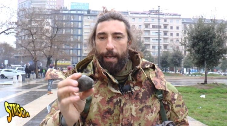 «Alle ex Reggiane tanti disperati in condizioni igieniche drammatiche»