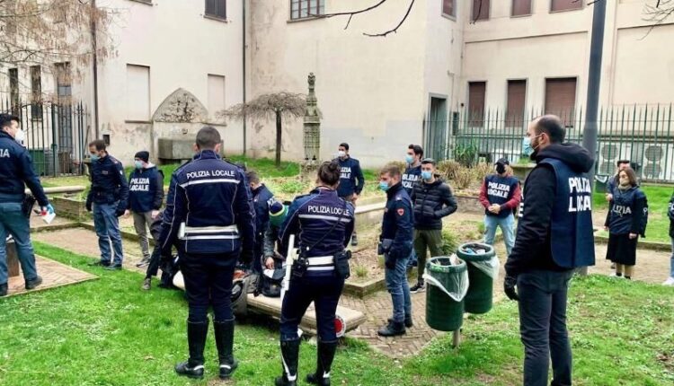 Milano, 10 marzo 2021 - Sono state rimpatriate in Romania quattro persone senza fissa dimora che erano solite stazionare in piazza Santo Stefano. L’operazione è stata resa possibile grazie alla collaborazione tra gli agenti del Nucleo Duomo del Comando Decentrato 1 della Polizia Locale e la 2a Divisione Anticrimine della Questura di Milano. “Non era scontato questo risultato e ringraziamo gli agenti del Nucleo Duomo che hanno portato avanti questa operazione - dichiarano la Vicesindaco Anna Scavuzzo e il Comandante della Polizia locale Marco Ciacci - con grande attenzione e costanza. Un anno di osservazioni, raccolta di testimonianze, lamentele per i tanti - troppi - episodi di molestie e aggressioni segnalati dai commercianti e dai residenti di zona. In questo modo è stato possibile mettere insieme tutti gli elementi necessari per arrivare all’ordine di espulsione. Fondamentale è stata anche la collaborazione della Questura di Milano, che ringraziamo per averci supportato fin dall’inizio”. Gli uomini - S.M. di 47 anni, V.V. di 29 anni, S.M. di 45 anni e L.C. di 35 anni - erano stati segnalati più volte da commercianti, residenti e passanti per atteggiamenti molesti, furti e atti vandalici. Tutti e quattro avevano diversi precedenti. Numerosi controlli effettuati dagli agenti della Polizia locale hanno evidenziato l’impossibilità di una pacifica convivenza e hanno portato dapprima a elevare ordini di allontanamento. Successivamente, con il ripetersi di aggressioni e molestie, sono stati emessi Daspo Urbani per 12 mesi da parte del Questore, provvedimenti che hanno riguardato una decina di persone che si aggiravano spesso nell’area, tra cui i quattro soggetti in questione che, avendo più volte violato le prescrizioni e ripetuto comportamenti aggressivi, molesti e violenti, sono stati più volte deferiti all’Autorità giudiziaria. Grazie alla stretta collaborazione con la 2a Divisione Anticrimine della Questura di Milano, i quattro sono stati poi definitivamente fermati la mattina del 3 marzo e, dopo la convalida dell’ordine di espulsione dal territorio italiano, sono stati imbarcati il 5 marzo con vettore aereo per essere riportati in Romania