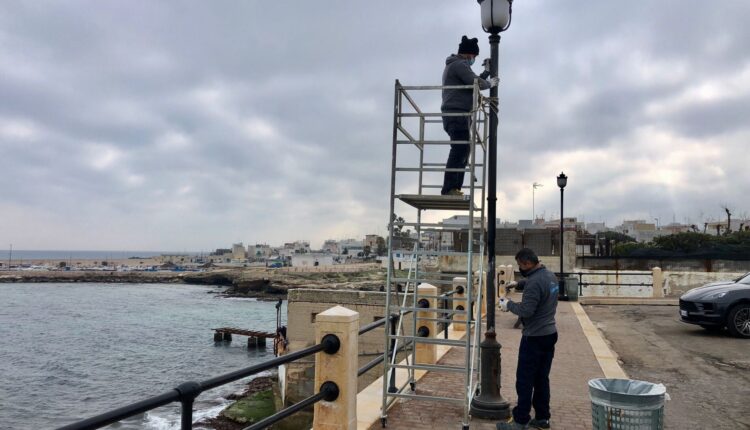 al via la riparazione dei sei pali di pubblica illuminazione sul lungomare di Torre a Mare
