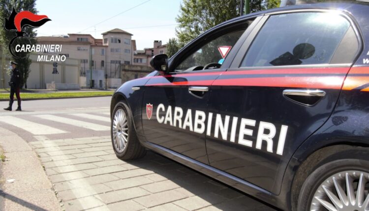 Nella serata di ieri, i Carabinieri del Nucleo Radiomobile di Milano con i colleghi della Compagnia di Intervento Operativo (C.I.O.) del 3° Reggimento Carabinieri Lombardia, hanno arrestato un pregiudicato 30enne di nazionalità egiziana che poco prima aveva rapinato in strada un’anziana donna. Mentre la malcapitata, una ottantenne originaria di Avezzano (AQ) ma residente a Milano, stava percorrendo a piedi via Rembrandt per raggiungere la propria abitazione, improvvisamente il giovane le si è avvicinato strappandole violentemente dalla spalla la borsa che portava a tracolla e facendola rovinare al suolo prima di darsi alla fuga. Un equipaggio della C.I.O. che transitava in quel momento, ha assistito alla scena. Dopo aver prestato immediato soccorso alla vittima e diramato a tutti gli equipaggi in zona la descrizione del rapinatore attivando le ricerche, riuscendo a rintracciarlo e bloccarlo, dopo un breve inseguimento a piedi, in una via limitrofa. Contestualmente sono giunti sul posto i militari del Nucleo Radiomobile di Milano che hanno provveduto a mettere in sicurezza il malvivente e trasportarlo in caserma per il compimento delle operazioni di polizia giudiziaria. Fortunatamente la vittima, nonostante la rovinosa caduta, ha riportato solo una contusione al ginocchio e qualche escoriazione. La borsa, recuperata dai militari, le è stata restituita. L’arrestato, che dovrà rispondere del reato di rapina aggravata, è stato tradotto presso la casa circondariale di San Vittore, su disposizione del PM di turno della Procura della Repubblica di Milano.