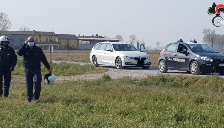 Tre sudamericani fuggono da un posto di controllo dei Carabinieri ma vengono fermati dopo un inseguimento nei campi: