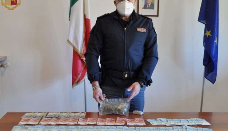 ITALIANO DI ANNI 23 ARRESTATO PER SPACCIO E DETENZIONE A FINI DI SPACCIO DI SOSTANZA STUPEFACENTE. DURANTE LE FASI CONCITATE DELL’ARRESTO AGGREDISCE GLI AGENTI FERENDOLI.