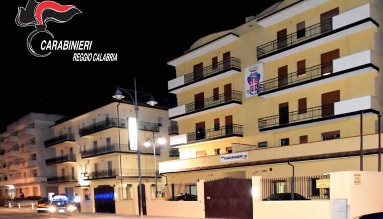 LAUREANA DI BORRELLO (RC). BARRICATO IN CASA MINACCIA DI FAR ESPLODERE IL PALAZZO CON UNA BOMBOLA DEL GAS. TRATTO IN SALVO DAI CARABINIERI