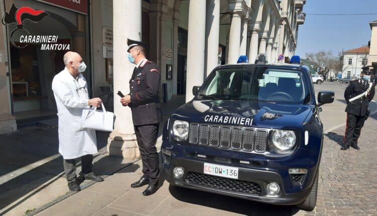 Severi controlli dei Carabinieri del Comando Compagnia di Viadana, per far rispettare le recenti regole relative ai divieti di movimento per evitare il contagio da Coronavirus, ma anche assistenza e solidarietà. Infatti, nella giornata di ieri, viste le difficoltà a far arrivare i vaccini ai medici di base di Viadana che si sono offerti, in via sperimentale e tra i primi comuni italiani a farlo, alla somministrazione di vaccini “a domicilio”, è stata la stessa Arma che si è fatta carico del servizio, andandoli a prelevare dall’ Ospedale di Mantova (vaccini del tipo Moderna), mantenendoli alla temperatura di +2°/+8 mediante una borsa termica, per poi consegnarli nelle mani del Dott. Enzo Rosa, referente del gruppo di medici incaricati per la sperimentazione. Questo coordinamento permetterà di effettuare delle vaccinazioni a domicilio, a quelle persone con ridotte mobilità e che non riuscirebbero a presentarsi autonomamente presso i punti vaccini.