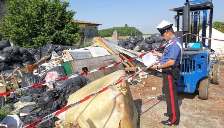 OSTIGLIA: I CARABINIERI SCOPRONO UNA DISCARICA ABUSIVA E DENUNCIANO TRE PERSONE