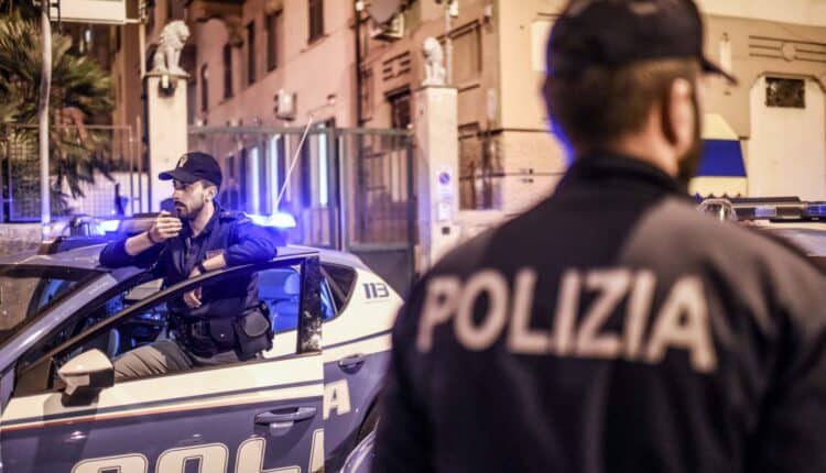 Ruba nei negozi e si scaglia contro gli agenti. Arrestato