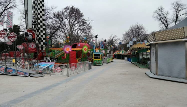 Un anno di chiusura quasi totale, centinaia di luna park e circhi annullati in tutta Italia, oltrecinquemila famiglie senza lavoro e reddito dal primo lockdown. È tragico il bilancio degli ultimi dodici mesi per gli esercenti dello spettacolo viaggiante e circense che, nella mattinata di oggi venerdì 26 marzo (ore 10.30), scendono uniti in piazza in tutta Italia con la manifestazione “Lo spettacolo viaggiante italiano scende nelle piazze”, per accendere un faro sulla situazione drammatica del settore a causa della pandemia da Covid-19 e richiedere la ripartenza, in sicurezza, della stagione 2021. La richiesta è già stata presentata al ministro Dario Franceschini e alla Conferenza delle Regioni. «Luna park e circhi sono chiusi da un anno – tuona Ferdinando Uga, esercente e presidente dell'Associazione nazionale esercenti spettacoli viaggianti, che ha organizzato l’evento – ed è una disgrazia per le migliaia di piccole imprese la cui vita è fondata su questo lavoro. Le nostre attività sono all’aperto e abbiamo dimostrato di poterla gestire in piena sicurezza: abbiamo necessità di riaprire per dare respiro alle imprese. Le riserve economiche sono finite, gli aiuti stanziati dalle istituzioni sono stati insufficienti, dobbiamo tornare a far sorridere e a portare spensieratezza al nostro pubblico, ai giovani, alle famiglie e ai più piccoli. Chiediamo al Governo una data per la riapertura e un sostegno per la ripartenza, mentre ai Sindaci che lo scorso anno non hanno fatto svolgere i luna park anche quando si poteva, più attenzione al settore e collaborazione, per tornare ad offrire ai cittadini un divertimento popolare in piena sicurezza». Gli esercenti dello spettacolo viaggiante e del circo manifestano quindi la mattina di venerdì 26 marzo a Milano (piazza Duomo), Torino (piazza Castello), Venezia(piazza Mercato, Marghera), Ferrara (piazza Trento e Trieste), Firenze (piazza Santa Croce), Perugia (piazza Italia), Roma (piazza del Popolo), Napoli (piazza del Plebiscito), Potenza (piazza Mario Pagano), Bari (Palazzo dell’Economia, ad. Piazza della Libertà) e Cagliari (piazza Giuseppe Garibaldi). «La quasi totalità dei nostri esercenti ha concluso il 2020 con neanche 50 giornate di attività – conclude Uga – e, se non vengono presi provvedimenti, il 2021 rischia di essere ancor più catastrofico e drammatico. Circhi e luna park sono un’attività di cultura e spettacolo popolare che si svolge all’aperto e in piena sicurezza, nel rispetto delle linee guida nazionali e degli specifici protocolli approvati dall’autorità sanitaria».